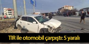 TIR ile otomobil çarpıştı: 5 yaralı