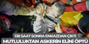 138 saat sonra enkazdan çıktı, umutla elini salladı, askerin elini öptü