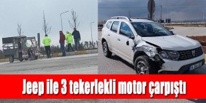 Jeep ile 3 tekerlekli motor çarpıştı