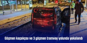Polisten kaçmaya kalkan göçmen kaçakçısı ve 3 göçmen tramvay yolunda yakalandı