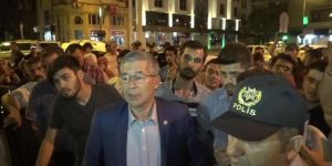 Elektrikler gidince darbe olduğu düşünen halk, gece yarısı sokağa akın etti