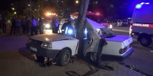 Ağaca Çarpan Otomobil İkiye Katlandı 1 Ölü