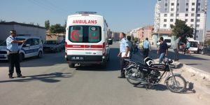 MOTOSİKLETLE BİSİKLET ÇARPIŞTI: 2 YARALI
