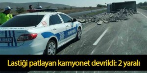 Lastiği patlayan kamyonet devrildi: 2 yaralı