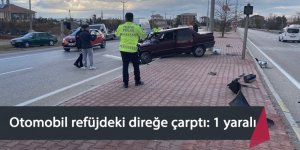 Otomobil refüjdeki direğe çarptı: 1 yaralı