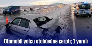 Otomobil yolcu otobüsüne çarptı; 1 yaralı