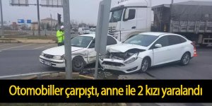 Otomobiller çarpıştı, anne ile 2 kızı yaralandı