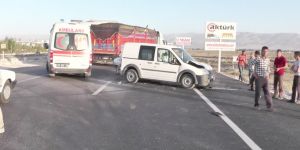 ORGANİZE SANAYİ ÖNÜNDE KAZA: 2 YARALI