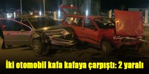 İki otomobil kafa kafaya çarpıştı: 2 yaralı