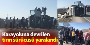 Karayoluna devrilen tırın sürücüsü yaralandı