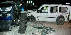 Hafif ticari aracın yoldan çıkıp traktöre çarptı; 1 ölü