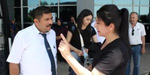 Yolcu gibi otobüse binen komiser, telefonla konuşan şoföre ceza kesti