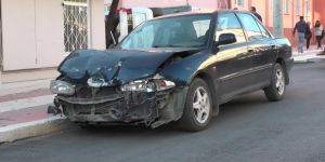 Otomobil İle Hafif Ticari Araç Çarpıştı: 1 Yaralı