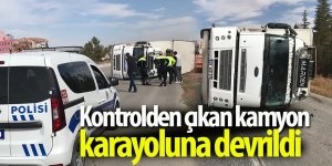 Kontrolden çıkan kamyon karayoluna devrildi