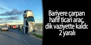 Bariyere çarpan hafif ticari araç, dik vaziyette kaldı: 2 yaralı