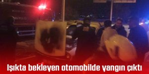 Kırmızı ışıkta bekleyen otomobilde yangın çıktı