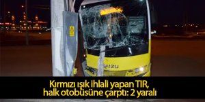 Kırmızı ışık ihlali yapan TIR, halk otobüsüne çarptı: 2 yaralı