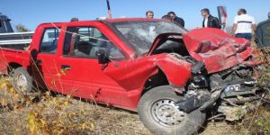 İki kamyonet çarpıştı: 2 ölü, 3 yaralı