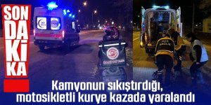 Kamyonun sıkıştırdığı, motosikletli kurye kazada yaralandı