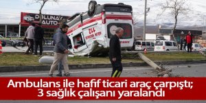 Ambulans ile hafif ticari araç çarpıştı; 3 sağlık çalışanı yaralandı