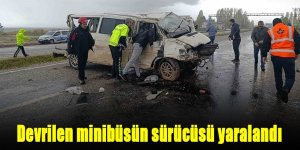 Devrilen minibüsün sürücüsü yaralandı