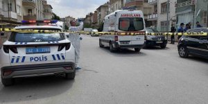 Üvey annesi ile kız kardeşinin boğazını keserek öldürdü