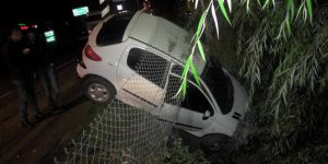 KÖPEĞE ÇARPAN OTOMOBİL BARİYELERDE ASILI KALDI!