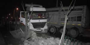 YOLDAN ÇIKAN TIR STADYUM DUVARI YIKTI