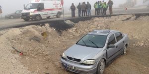 SİS NEDENİYLE YOLDAN ÇIKAN OTOMOBİL ŞARAMPOLE UÇTU