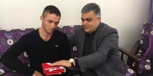YARALI ASKERİMİZ TOLGA ÖĞÜTLÜ BABA EVİNDE