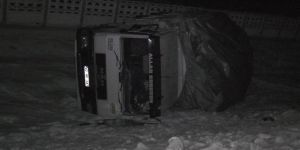 MANDALİNA YÜKLÜ KAMYON ŞARAMPOLE UÇTU: 1 YARALI