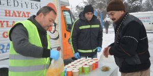 İkram Aracı Pazarcı Esnafının İçini Isıttı