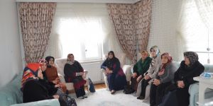 AK PARTİ KADIN KOLLARI BAŞKANI ÖZKAN VE YÖNETİMİ,ŞEHİT BOZ’UN AİLESİNE BAŞ SAĞLIĞI ZİYARETİNDE BULUNDU