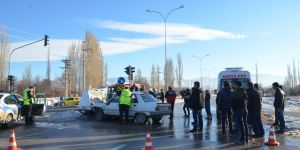 İki Otomobilin Çarpıştığı Kazada Can Pazarı Yaşandı 3 Yaralı