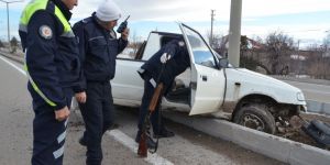 Kontrolden Çıkan Kamyonet Orta Refüje Çıktı