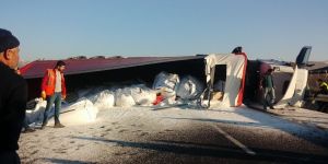 KONTROLDEN ÇIKAN TIR KARAYOLU'NA DEVRİLDİ