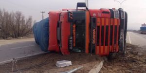 Kontrolden çıkan TIR Karayoluna devrildi