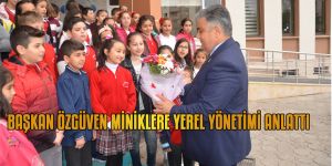 BAŞKAN ÖZGÜVEN MİNİKLERE YEREL YÖNETİMİ ANLATTI