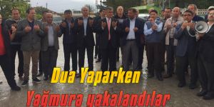 Dua Yaparken Yağmura yakalandı